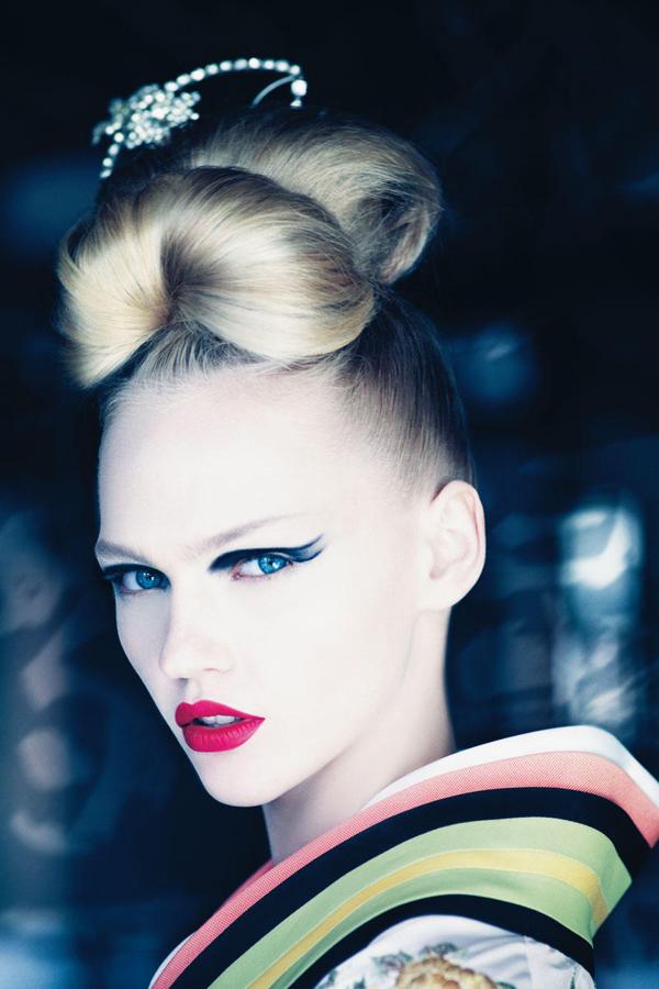 2008 – Las imágenes más icónicas del Calendario Pirelli. Patrick Demarchelier tomó como referencia la cultura asiática con un acabado impecable. En la imagen, Sasha Pivovarova.