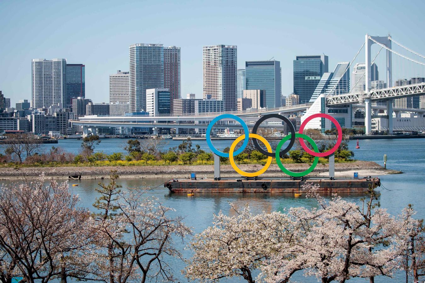 Los anillos olímpicos en el distrito de Odaiba. Esta semana se ha conocido el aplazamiento de los JJOO de verano en Tokio, pero los anillos siguen en pie el distrito de Odaiba