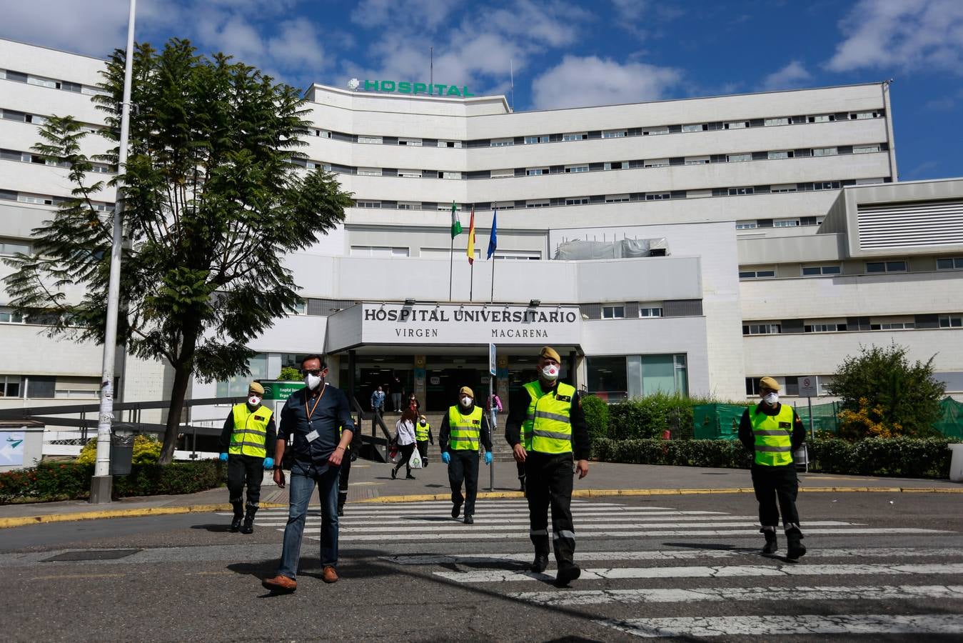 Coronavirus en Sevilla: en imágenes, efectivos de la UME y personal del Hospital Virgen Macarena, unidos en la lucha y los aplausos