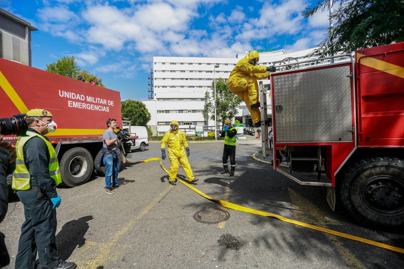 Coronavirus en Sevilla: en imágenes, efectivos de la UME y personal del Hospital Virgen Macarena, unidos en la lucha y los aplausos