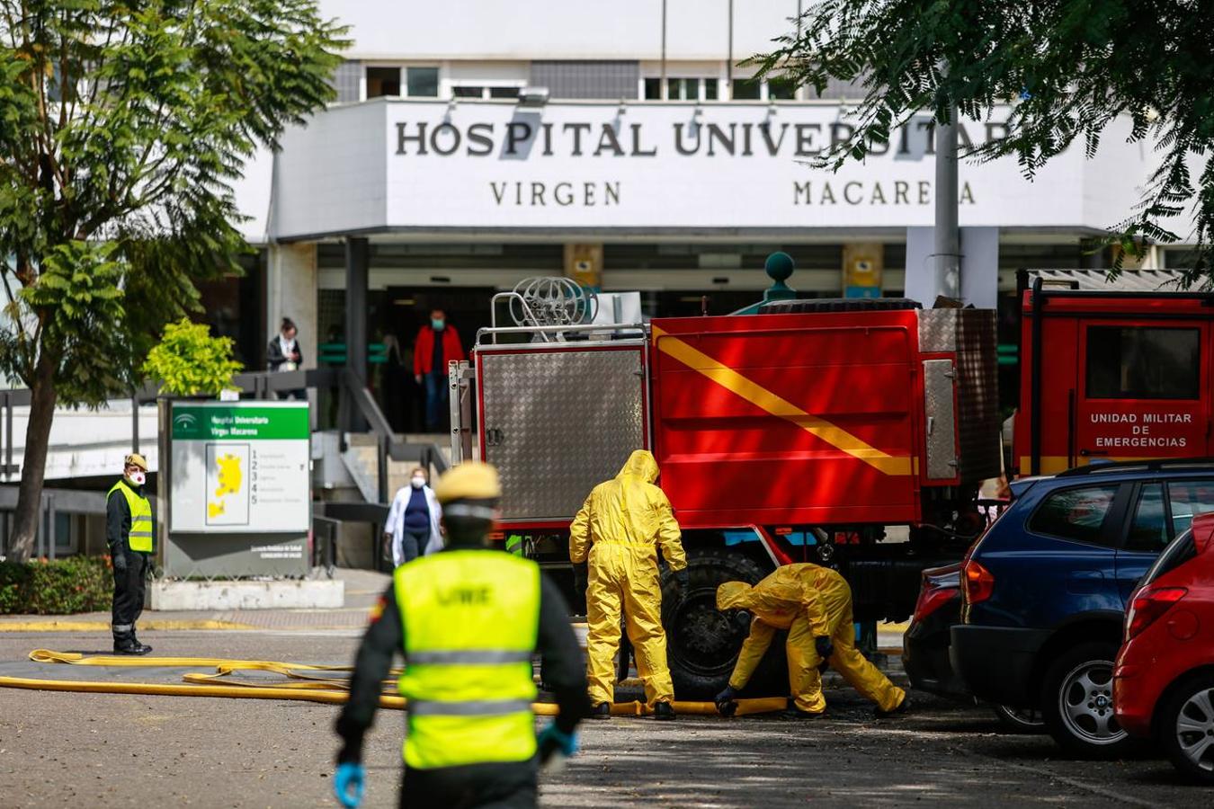 Coronavirus en Sevilla: en imágenes, efectivos de la UME y personal del Hospital Virgen Macarena, unidos en la lucha y los aplausos