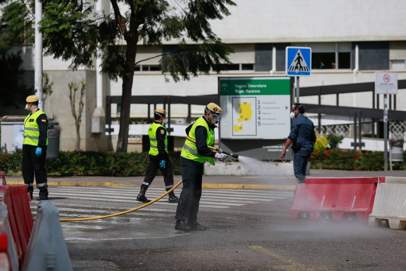 Coronavirus en Sevilla: en imágenes, efectivos de la UME y personal del Hospital Virgen Macarena, unidos en la lucha y los aplausos