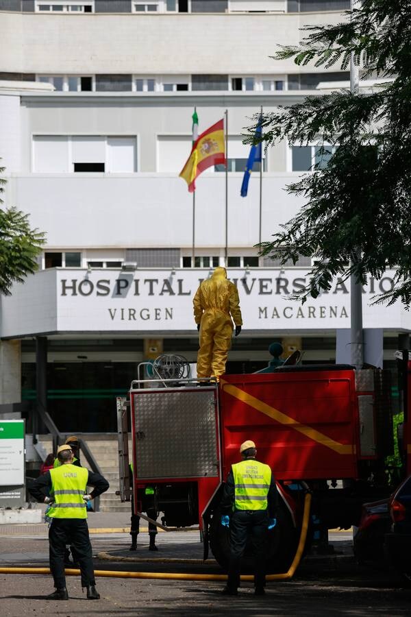 Coronavirus en Sevilla: en imágenes, efectivos de la UME y personal del Hospital Virgen Macarena, unidos en la lucha y los aplausos