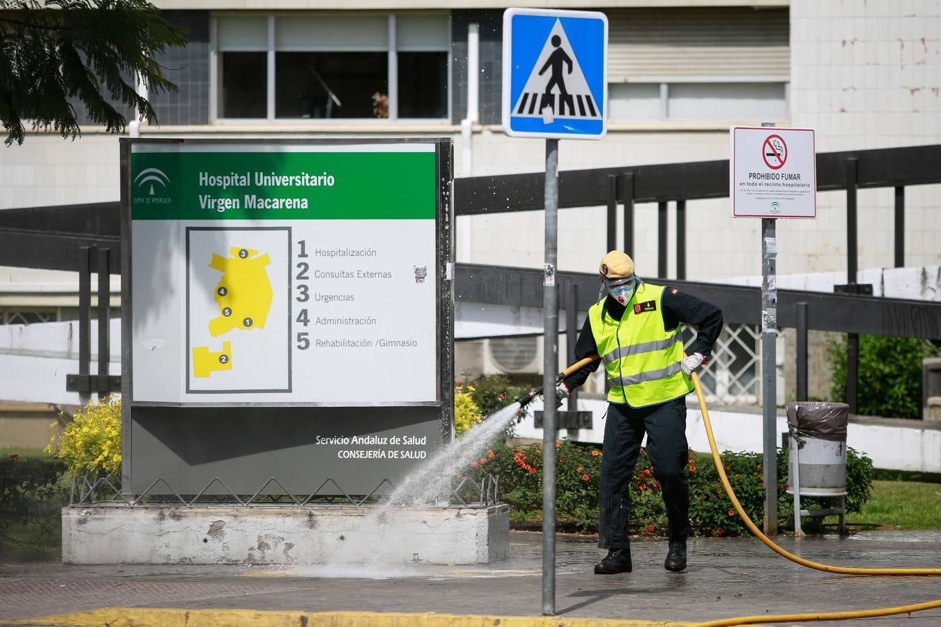 Coronavirus en Sevilla: en imágenes, efectivos de la UME y personal del Hospital Virgen Macarena, unidos en la lucha y los aplausos