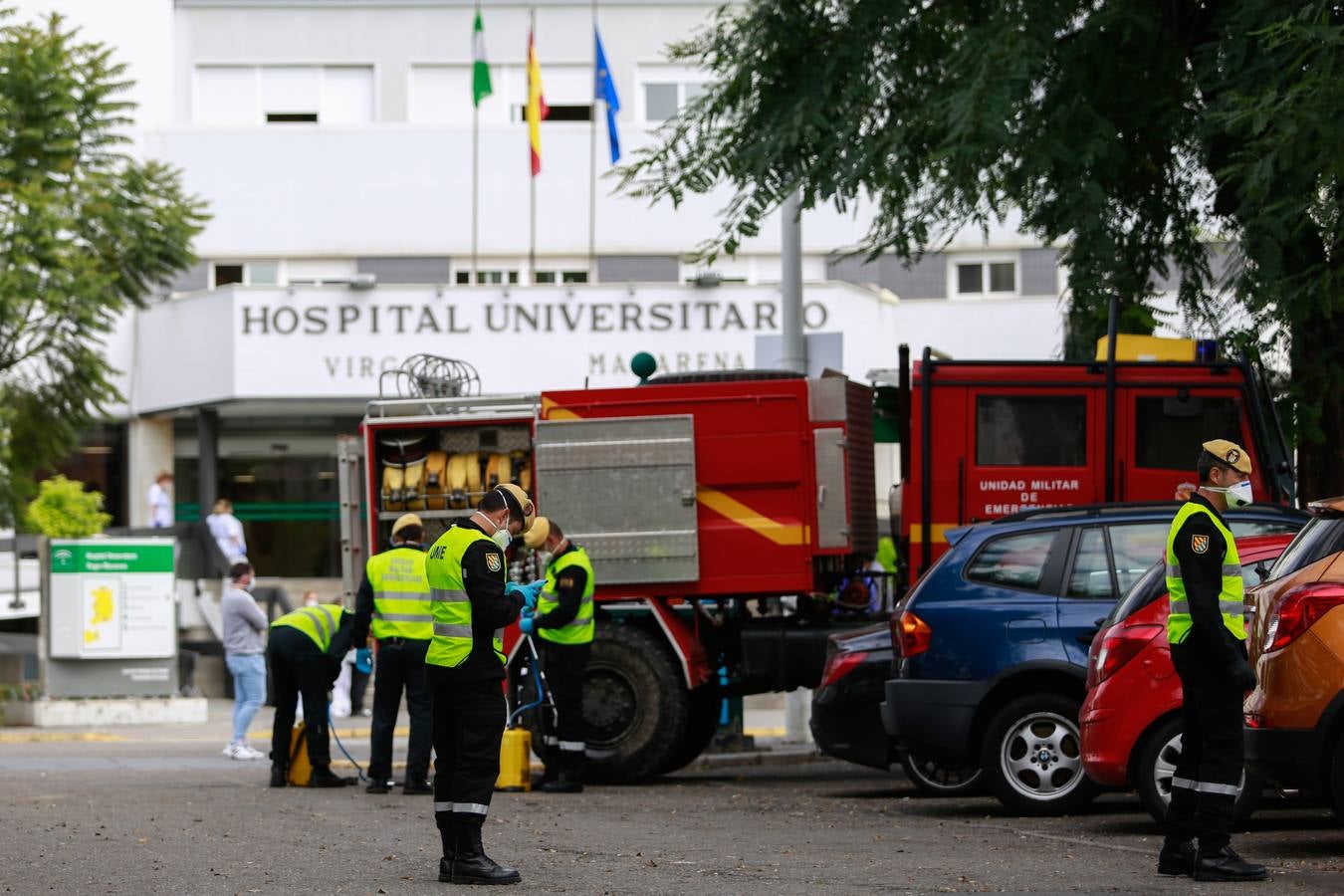 Coronavirus en Sevilla: en imágenes, efectivos de la UME y personal del Hospital Virgen Macarena, unidos en la lucha y los aplausos