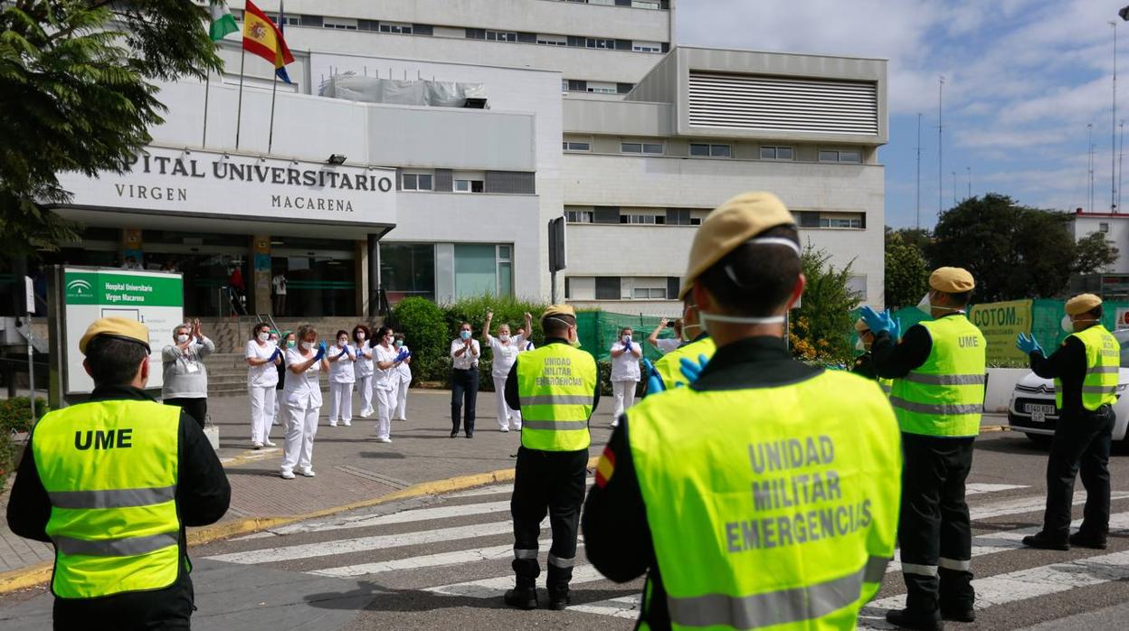 Coronavirus en Sevilla: en imágenes, efectivos de la UME y personal del Hospital Virgen Macarena, unidos en la lucha y los aplausos