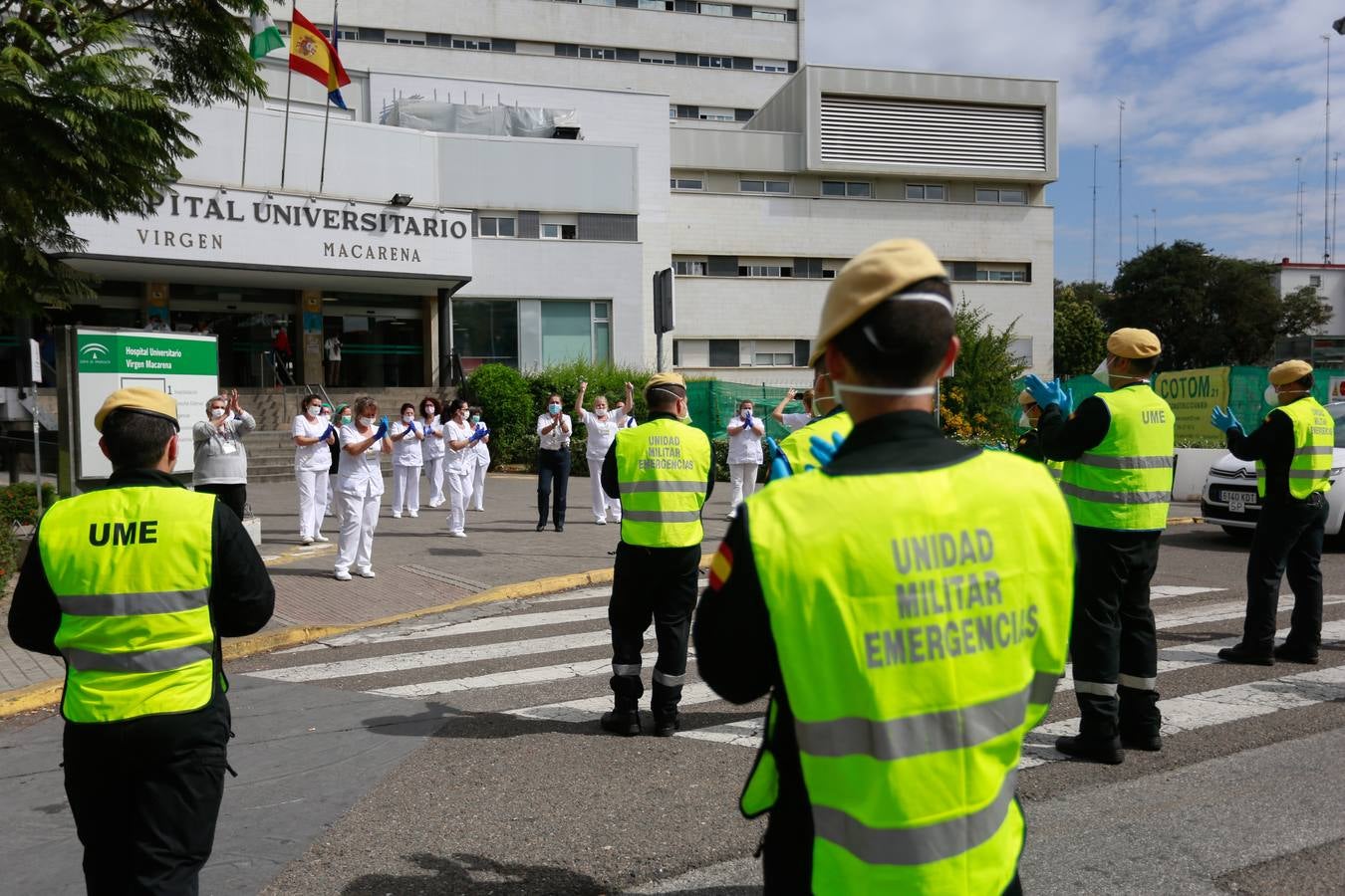 Coronavirus en Sevilla: en imágenes, efectivos de la UME y personal del Hospital Virgen Macarena, unidos en la lucha y los aplausos