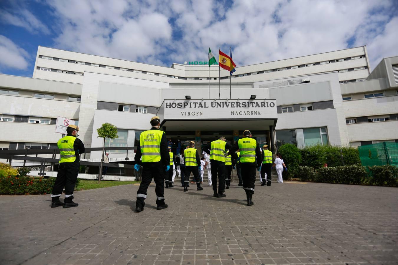 Coronavirus en Sevilla: en imágenes, efectivos de la UME y personal del Hospital Virgen Macarena, unidos en la lucha y los aplausos