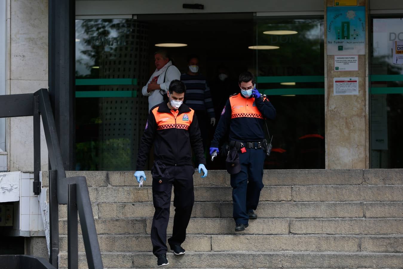 Coronavirus en Sevilla: en imágenes, efectivos de la UME y personal del Hospital Virgen Macarena, unidos en la lucha y los aplausos