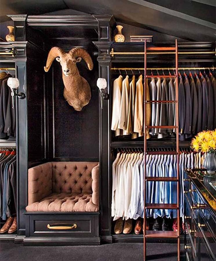 No te olvides de la decoración - Los mejores vestidores de lujo para inspirarte. No todo tiene que ser ropa y zapatos, añade un cuadro, escultura o planta para romper con la monotonía.