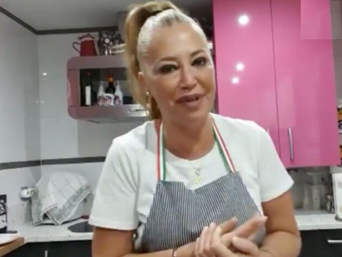 Belén Esteban enseñó este miércoles en directo el secreto de su tortilla de patatas. «Yo suelo echar seis huevos, para que quede jugosita. Batidos, todo muy bien batido», explicaba la televisiva que se encuentra aislada en casa. 