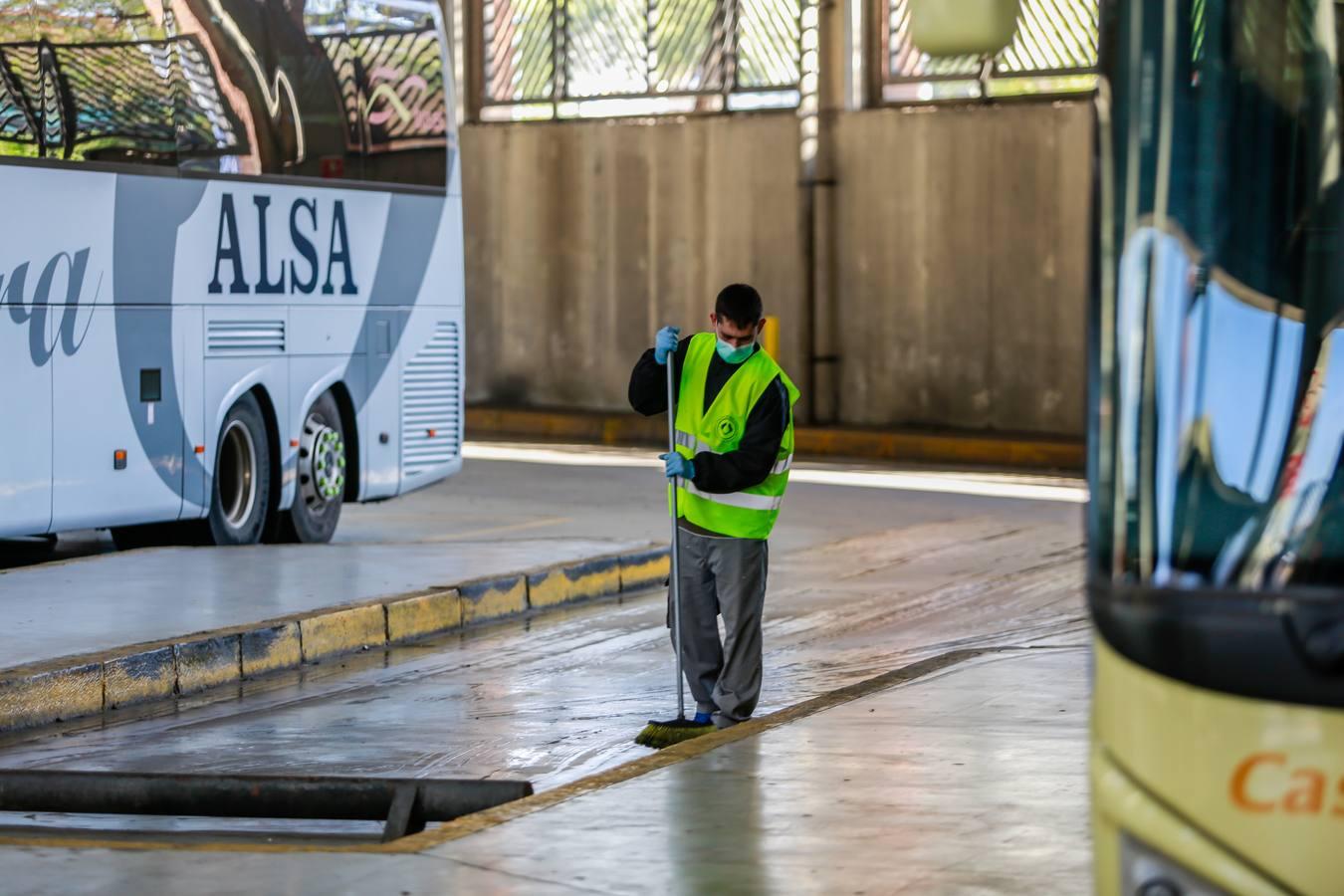 Coronavirus en Sevilla: en imágenes, las estaciones de autobuses durante el estado de alarma