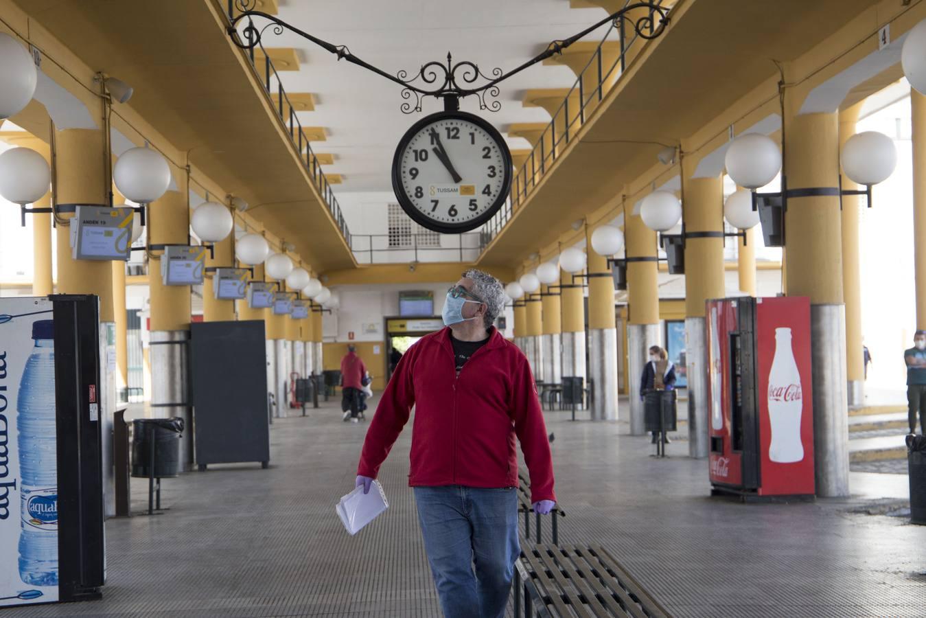 Coronavirus en Sevilla: en imágenes, las estaciones de autobuses durante el estado de alarma