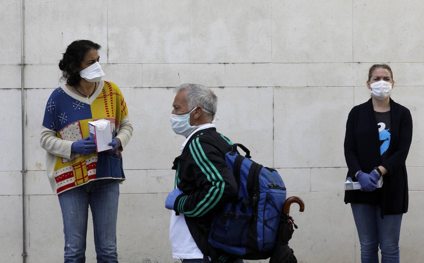 El traslado en Córdoba de personas sin hogar por el coronavirus, en imágenes