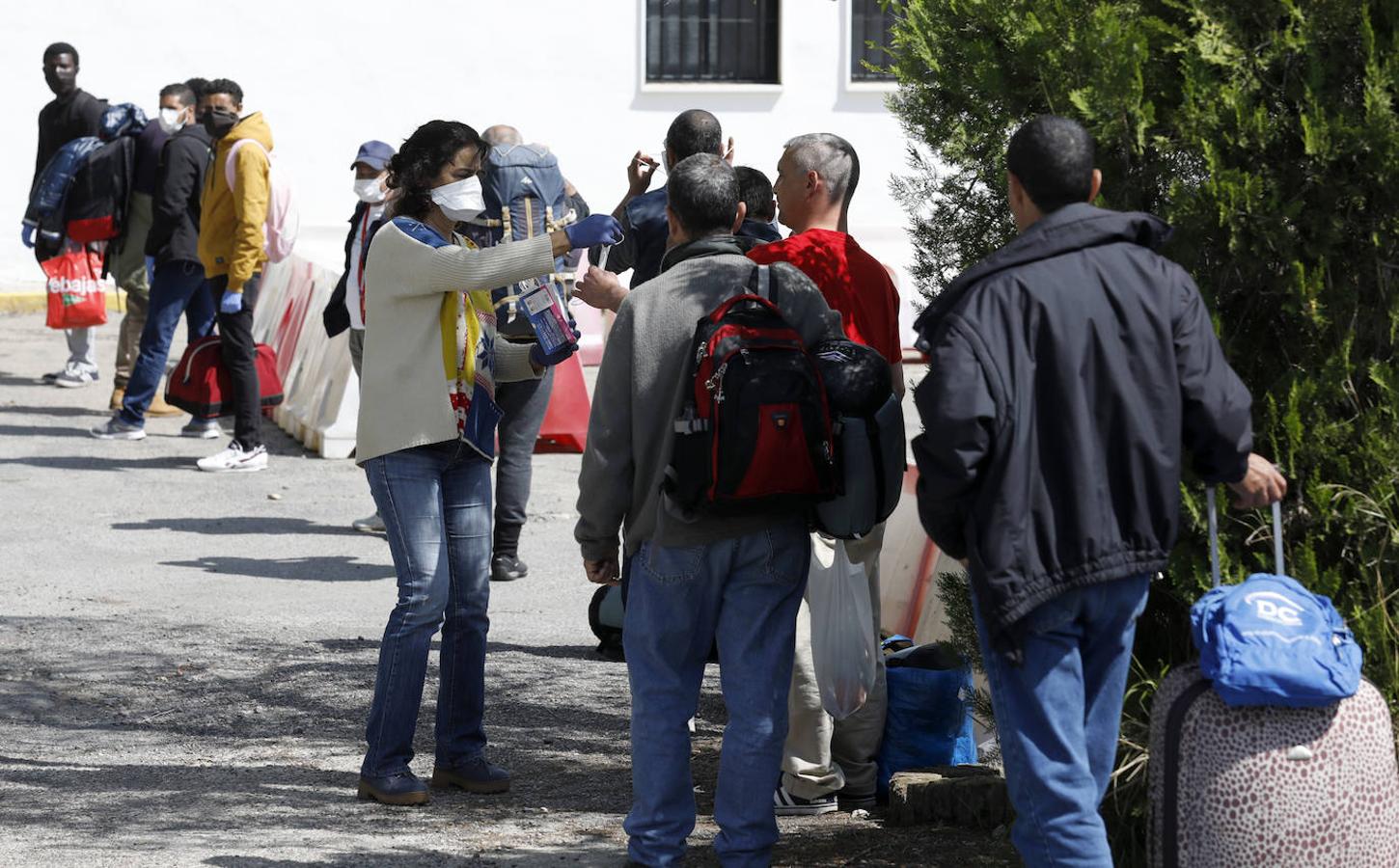 El traslado en Córdoba de personas sin hogar por el coronavirus, en imágenes