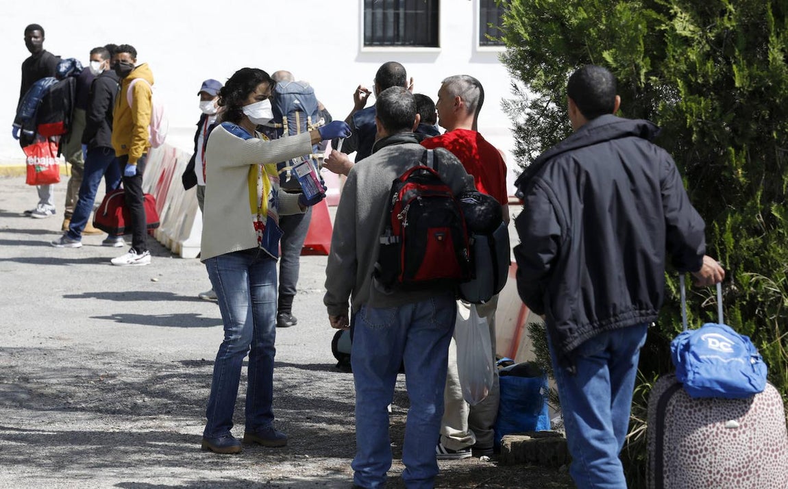El traslado en Córdoba de personas sin hogar por el coronavirus, en imágenes