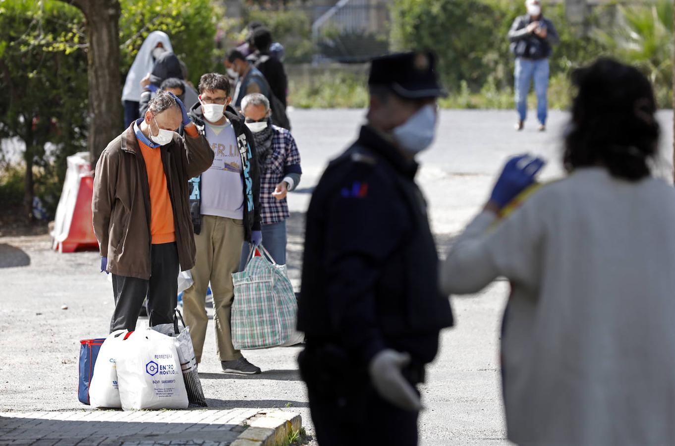 El traslado en Córdoba de personas sin hogar por el coronavirus, en imágenes