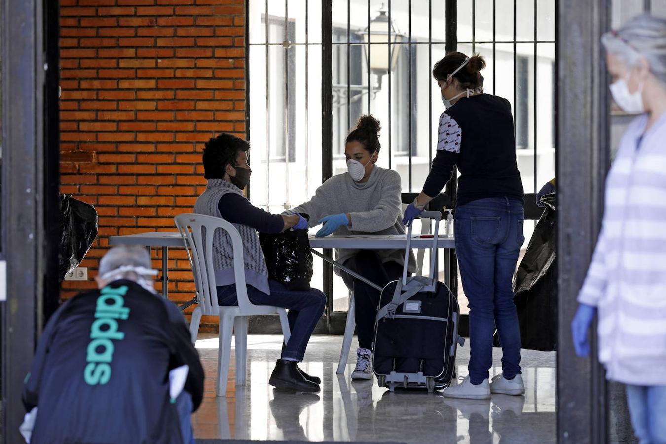 El traslado en Córdoba de personas sin hogar por el coronavirus, en imágenes