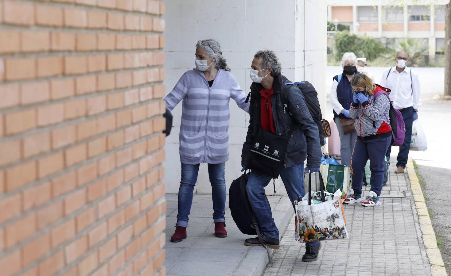 El traslado en Córdoba de personas sin hogar por el coronavirus, en imágenes