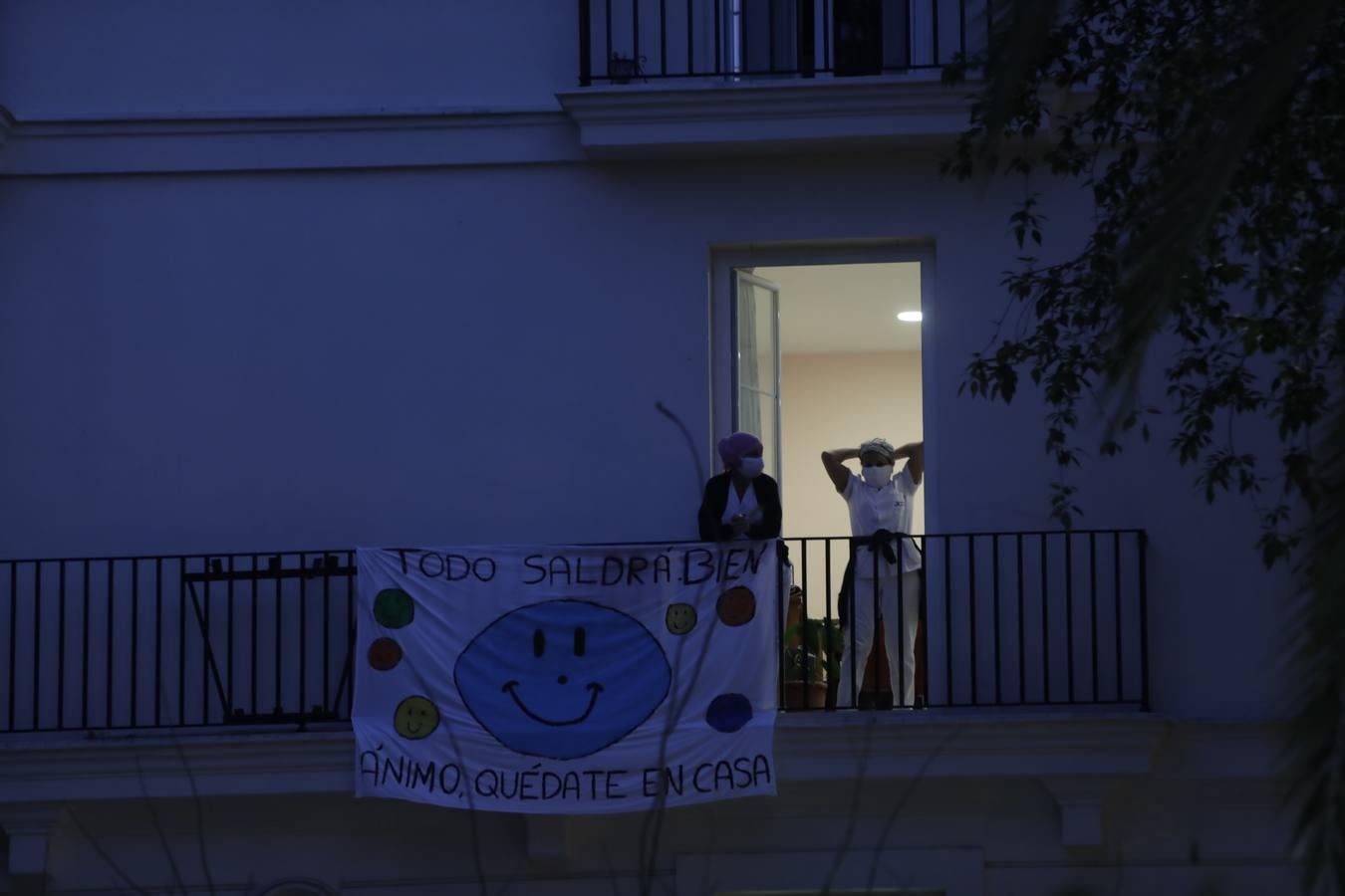 FOTOS: La Policía Nacional recibe el cariño de la residencia de mayores Matía Calvo