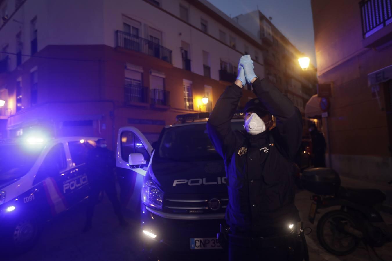 FOTOS: La Policía Nacional recibe el cariño de la residencia de mayores Matía Calvo