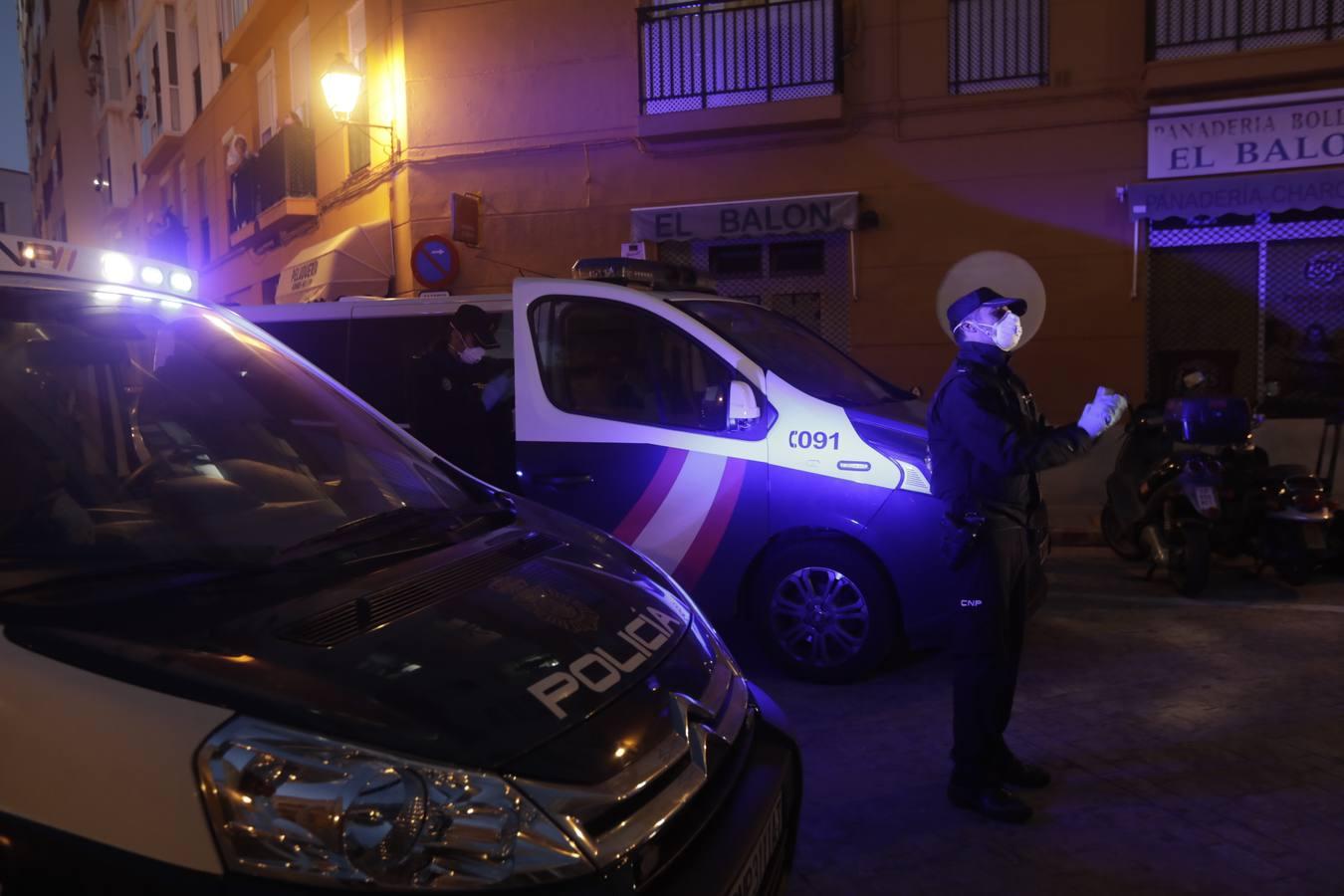 Vídeo: Así ha sido el emotivo aplauso de la Policía Nacional en la residencia de mayores Matía Calvo