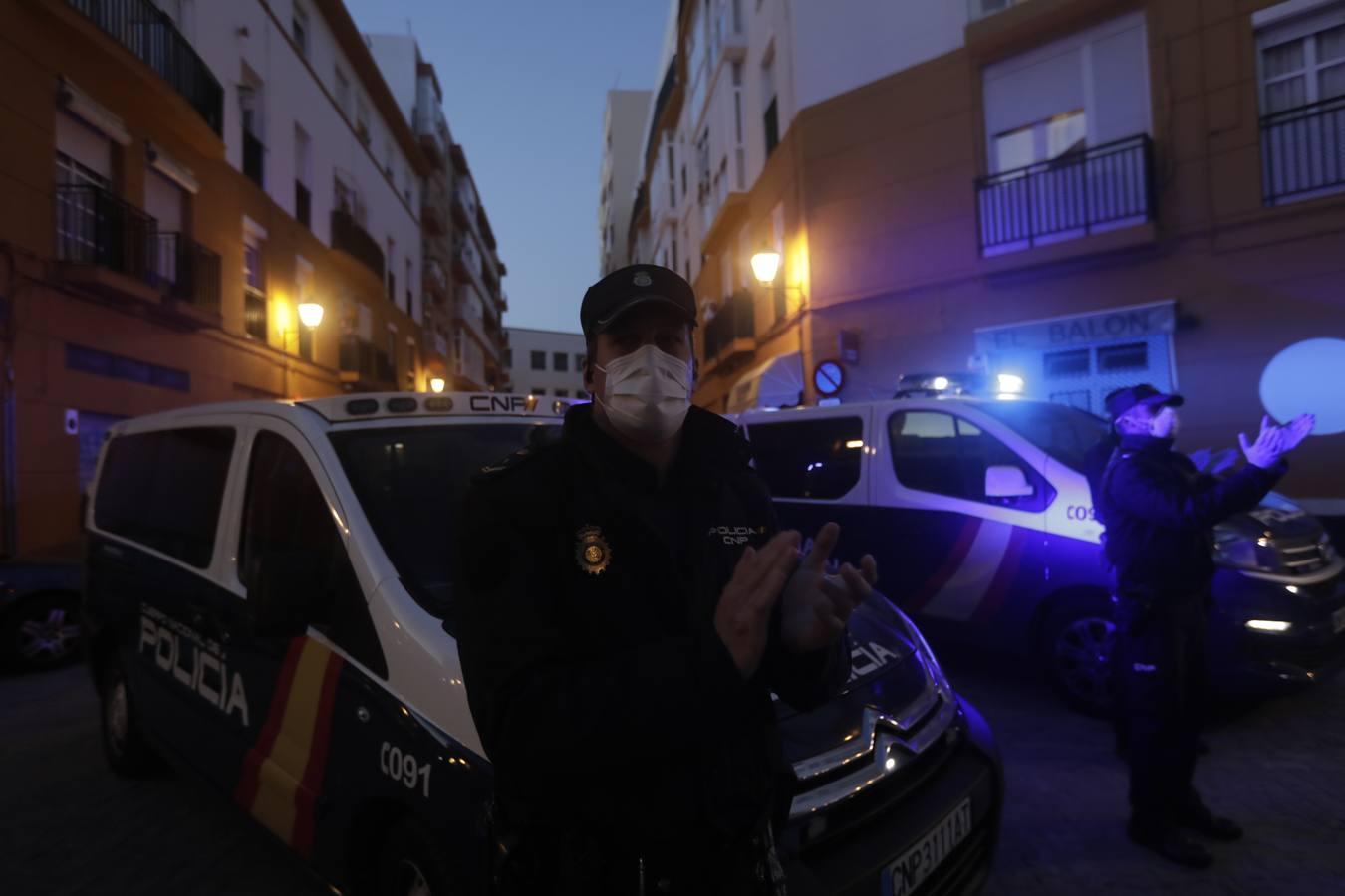 FOTOS: La Policía Nacional recibe el cariño de la residencia de mayores Matía Calvo