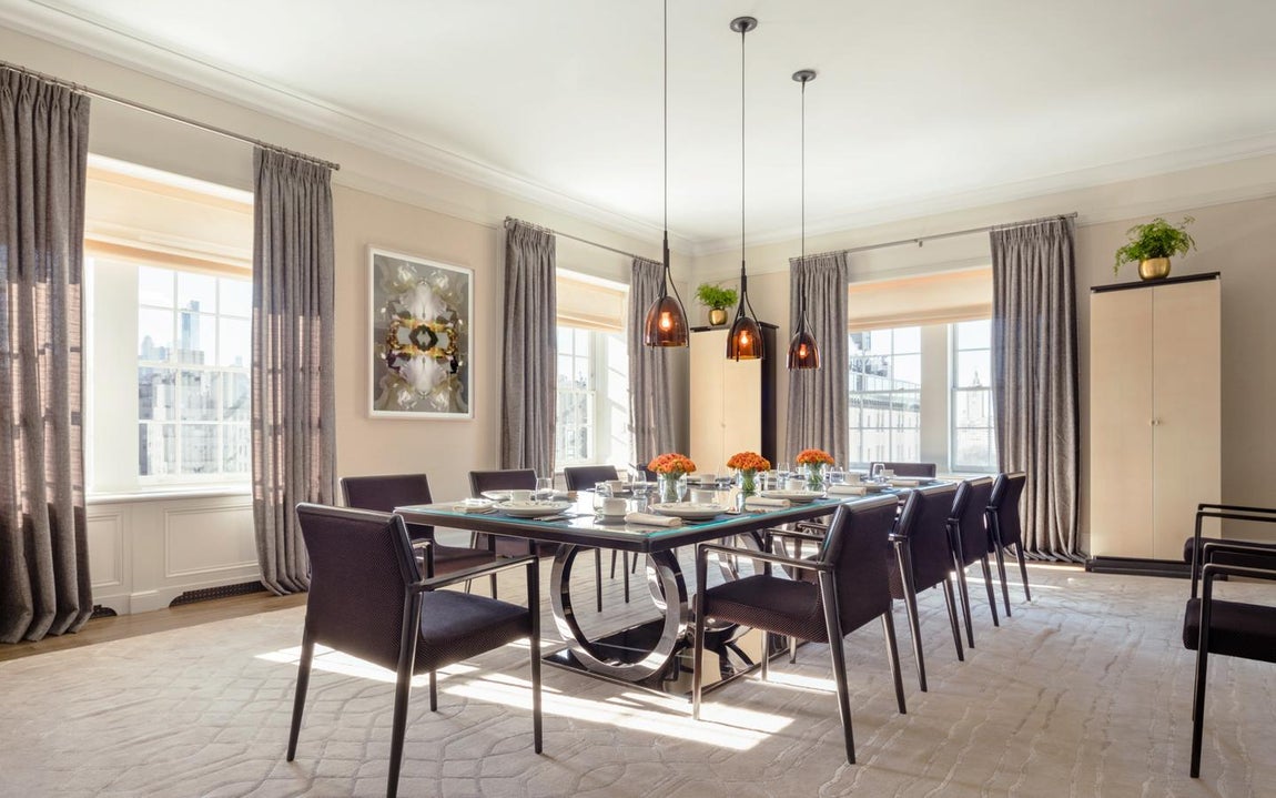 Un comedor confortable - El hotel más caro de NY. Posee además una sala de estar que se puede transformar en un gran salón de baile, con altos techos, chimenea y una barra de bar para preparar todo tipo de cócteles.