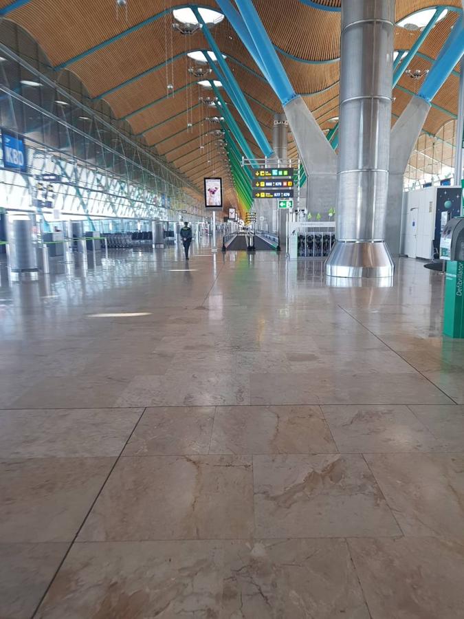 Un agente de la Guardia Civil vigila una terminal del Aeropuerto de Barajas. 