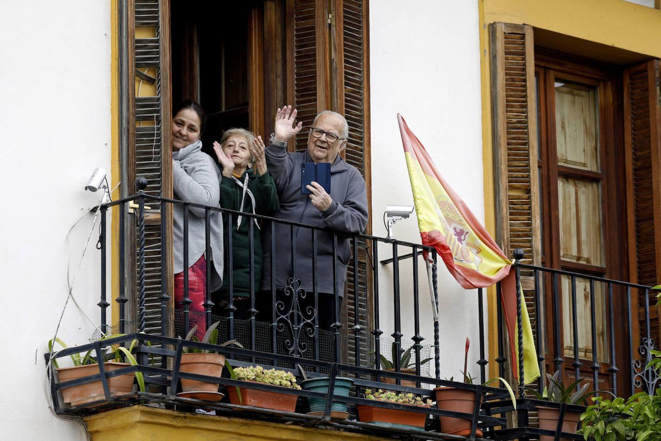 La vida en los balcones de Córdoba durante el confinamiento, en imágenes