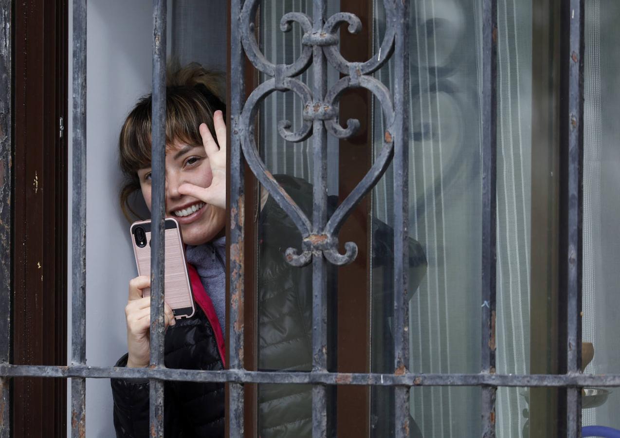 La vida en los balcones de Córdoba durante el confinamiento, en imágenes