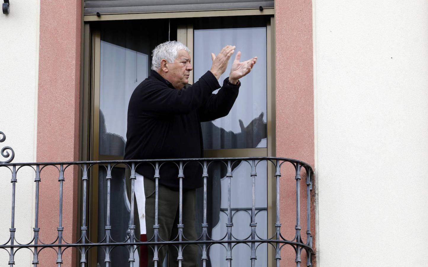 La vida en los balcones de Córdoba durante el confinamiento, en imágenes