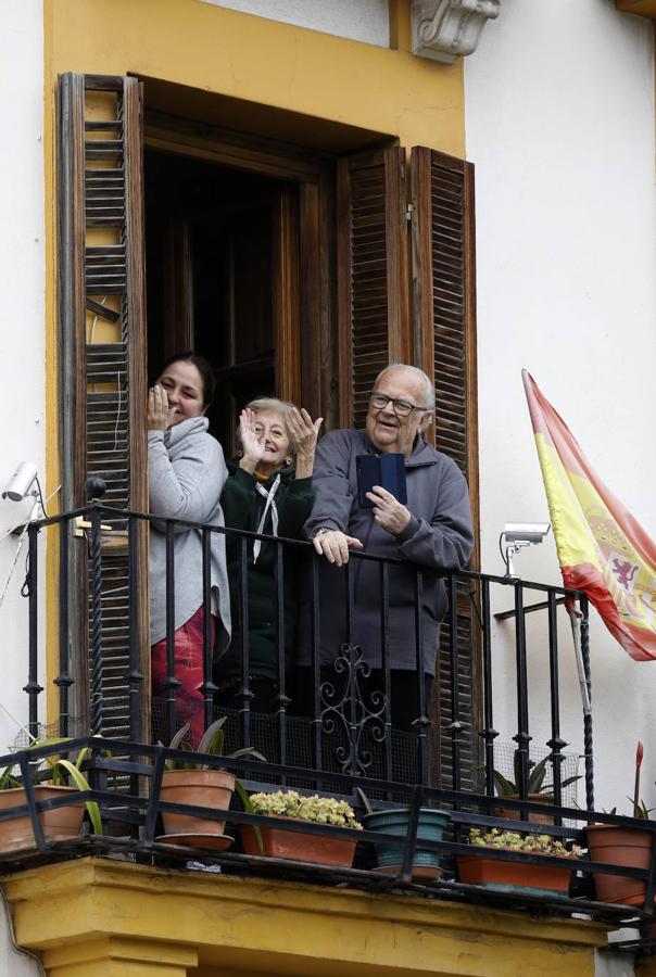 La vida en los balcones de Córdoba durante el confinamiento, en imágenes