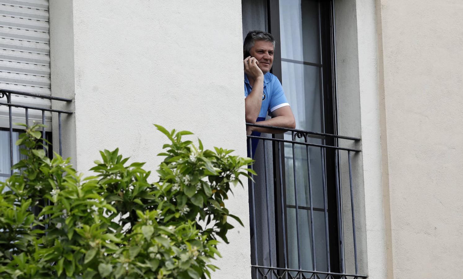 La vida en los balcones de Córdoba durante el confinamiento, en imágenes