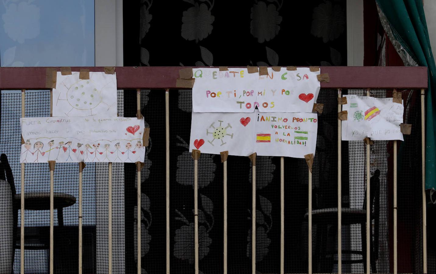 La vida en los balcones de Córdoba durante el confinamiento, en imágenes