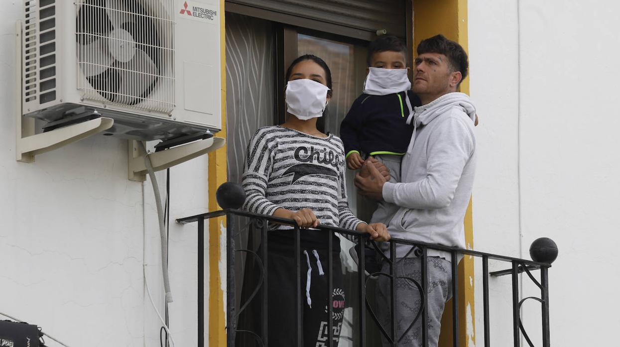 La vida en los balcones de Córdoba durante el confinamiento, en imágenes