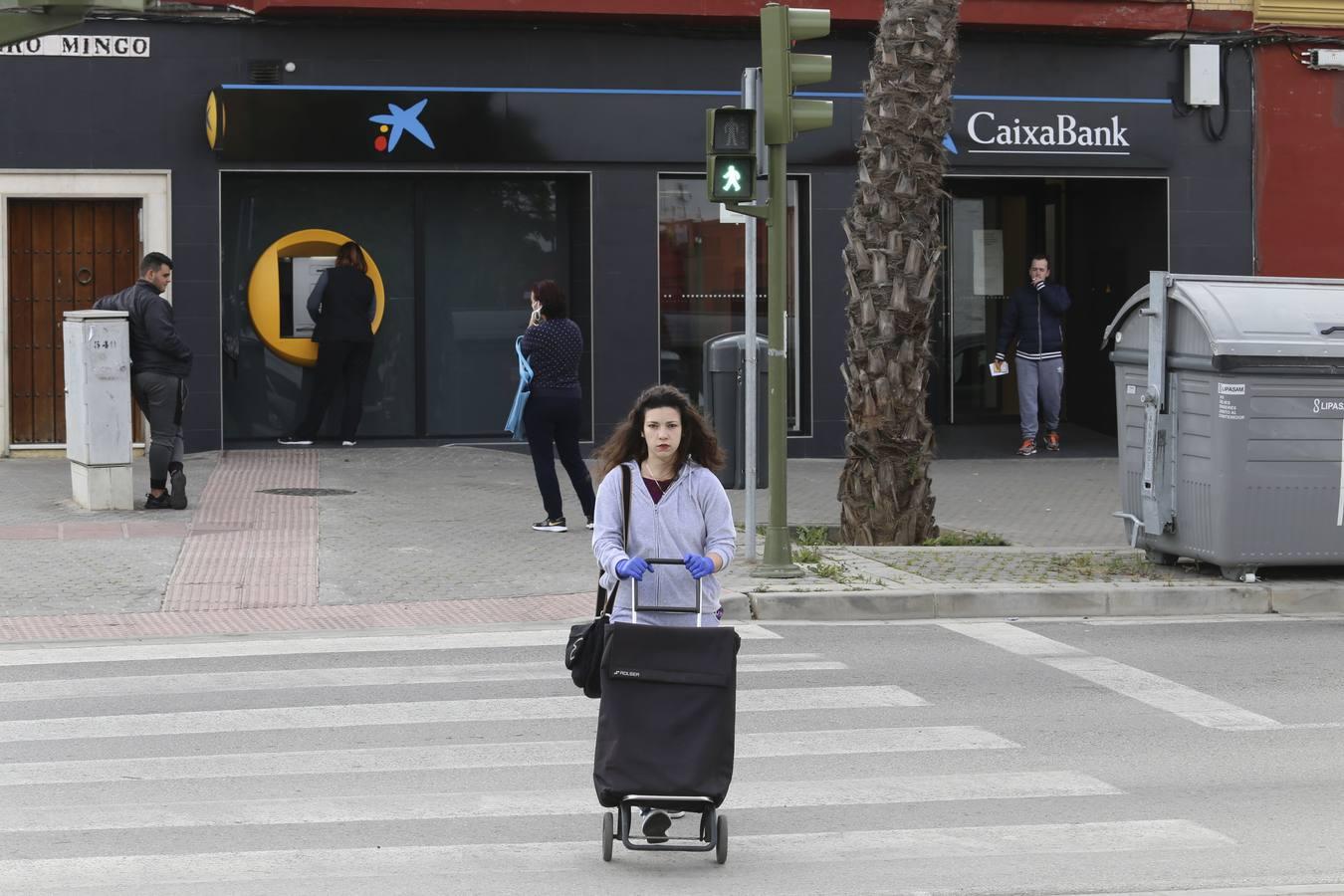 Coronavirus en Sevilla: un día en Torreblanca durante el estado de alarma