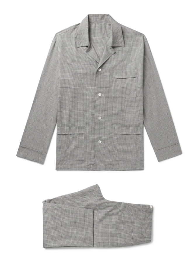 Pijama de Anderson &amp; Sheppard. Realizado en algodón de color gris y haciendo un guiño al clásico estampado Príncipe de Gales. 425 euros