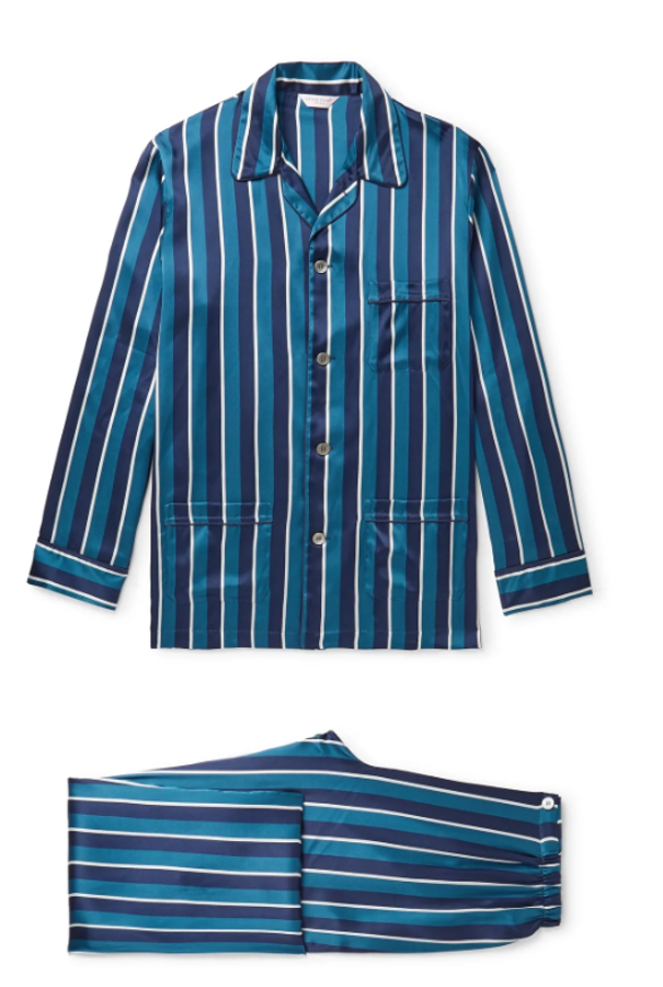 Pijama de Derek Rose. Con estampado a rayas, pijama de seda azul firmado por Derek Rose. Precio: 855 euros.