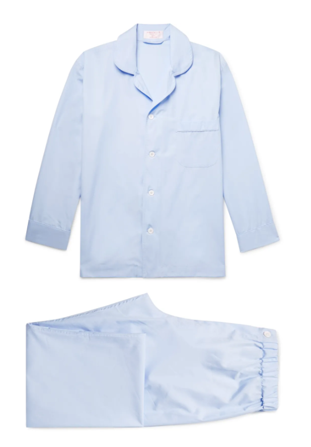 Pijma de Emma Willis. Confeccionado en popelina de algodón en color azul, pijama camisero de corte tradicional. Precio: 540 euros.