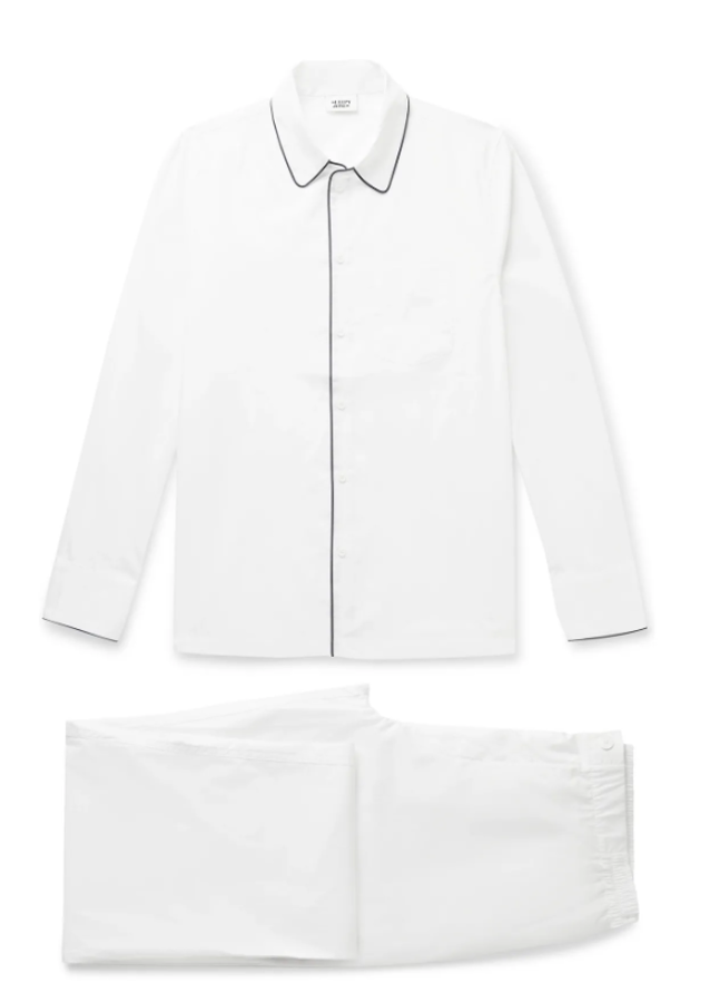 Pijama de Sleepy Jones. Pijama blanco con un ribete azul marino de Sleepy Jones. Precio: 175 euros.