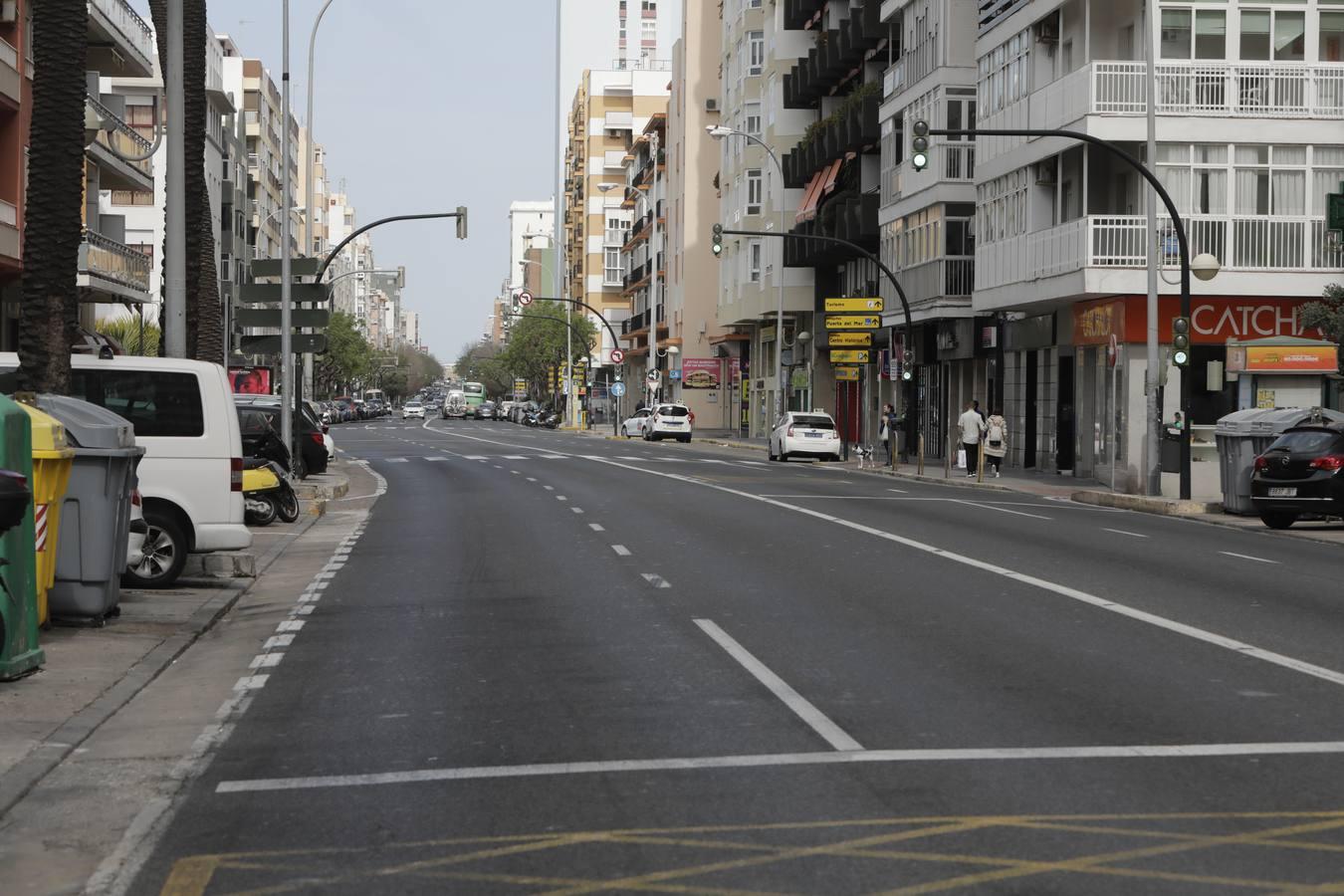 La avenida principal de Cádiz, junto a la plaza Ingeniero La Cierva, ha perdido su bullicio diario.