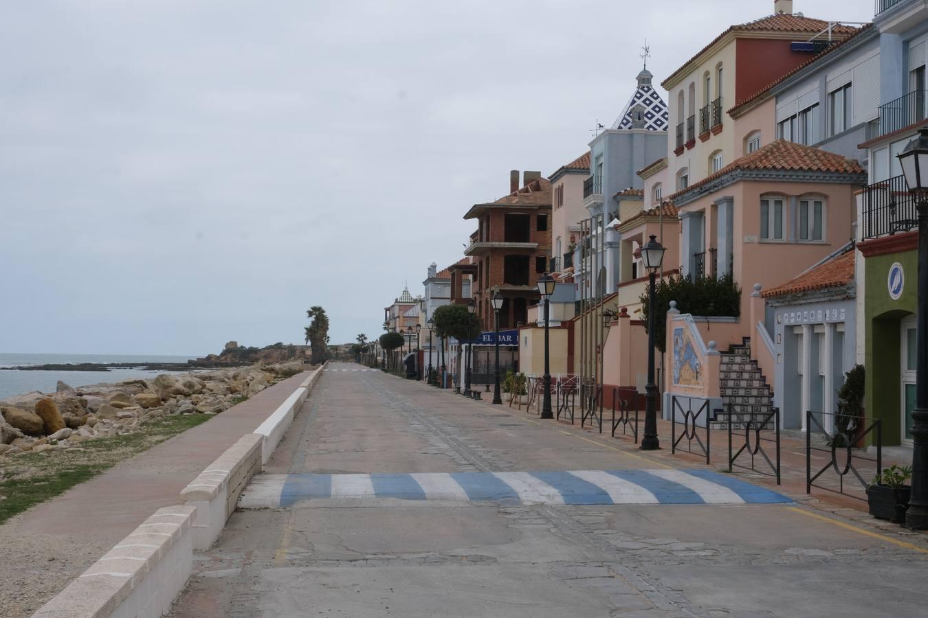 El Paseo Marítimo de Puerto Sherry, habitualmente muy frecuentado, luce vacío durante la cuarentena.