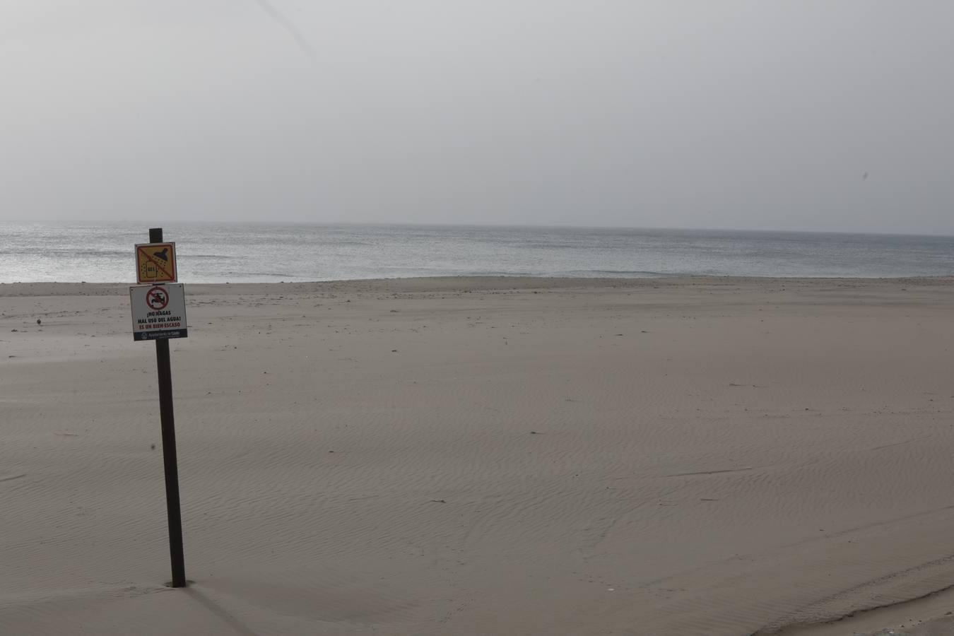 La playa Victoria, y todas las de la provincia, vacías y con el acceso prohibido.