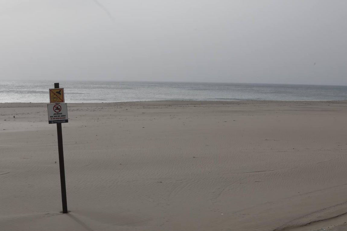 La playa Victoria, y todas las de la provincia, vacías y con el acceso prohibido.