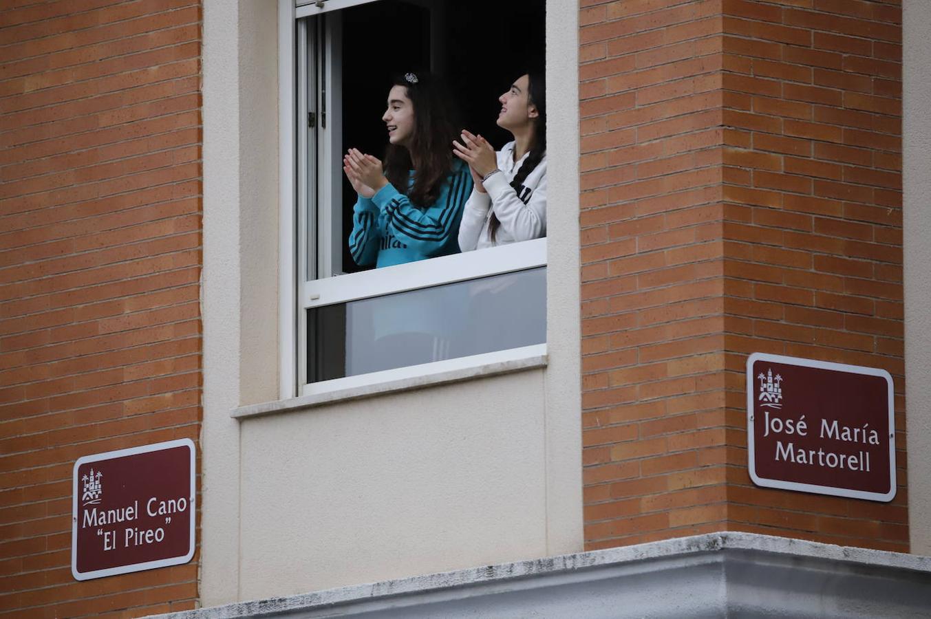 El aplauso de los balcones de Córdoba a los sanitarios, en imágenes (I)