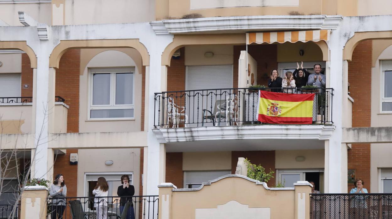 El aplauso de los balcones de Córdoba a los sanitarios, en imágenes (I)