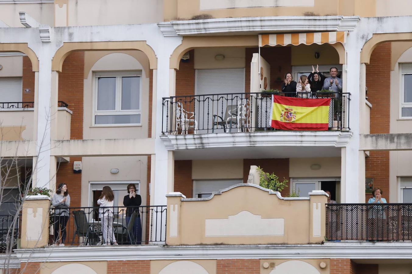 El aplauso de los balcones de Córdoba a los sanitarios, en imágenes (I)