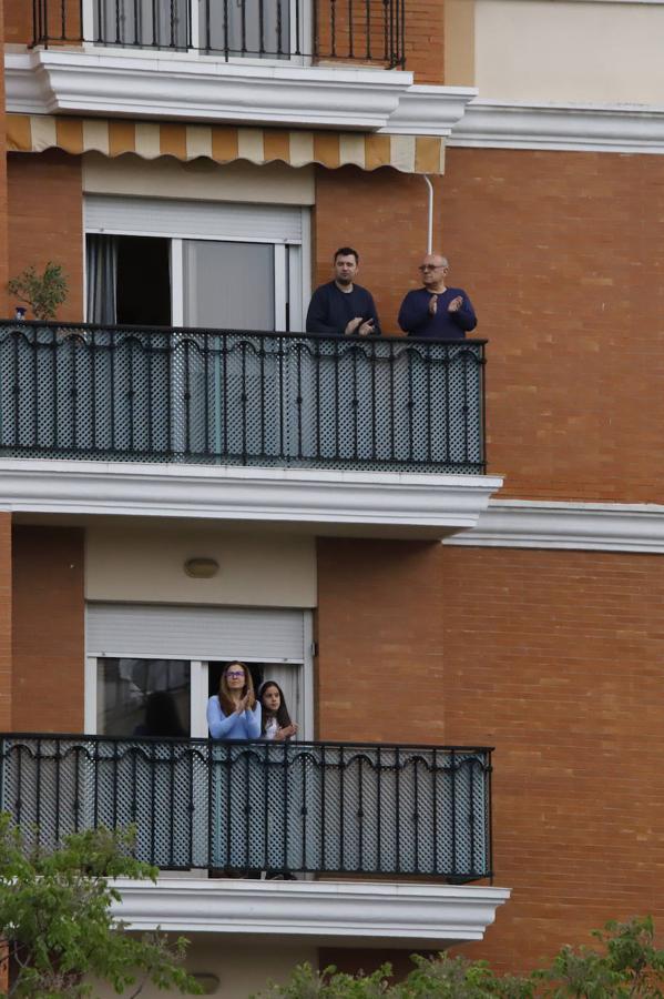 El aplauso de los balcones de Córdoba a los sanitarios, en imágenes (I)