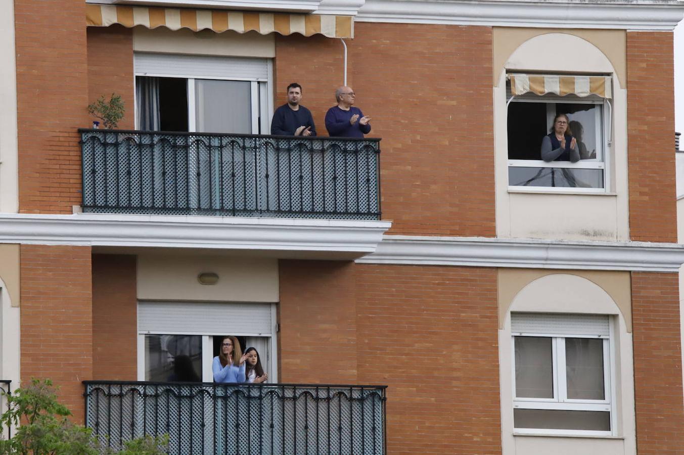 El aplauso de los balcones de Córdoba a los sanitarios, en imágenes (I)